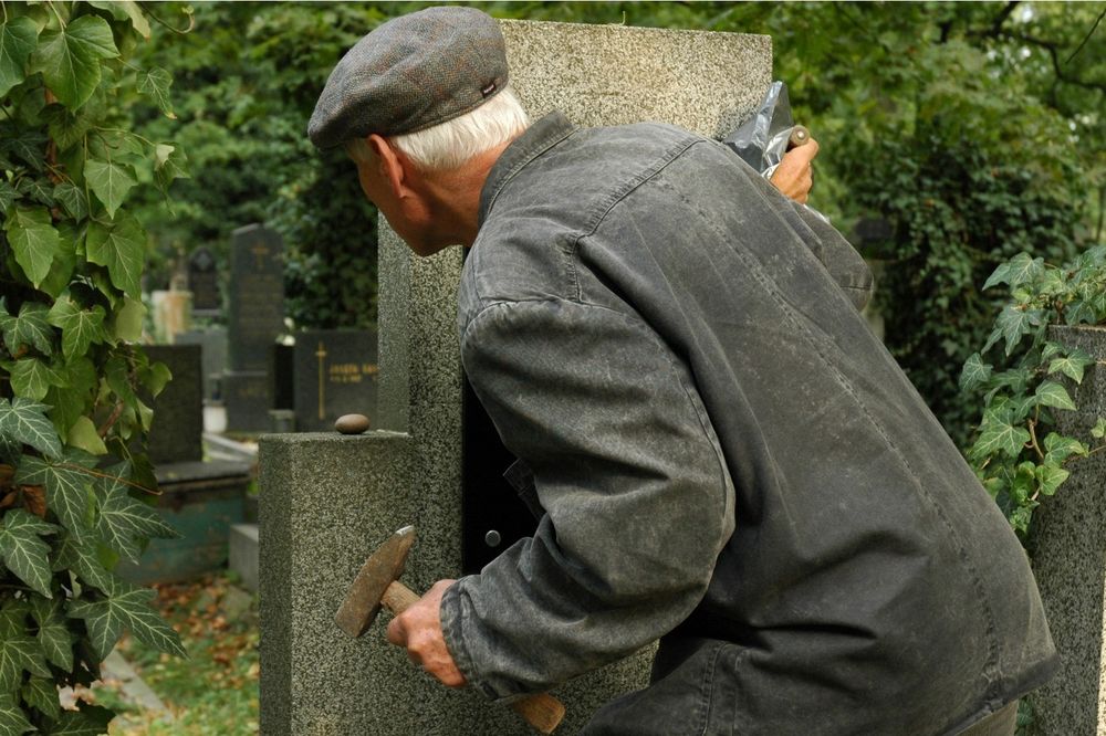 Ništa mu nije sveto: Deda fanatik išao po crkvama i krao! (FOTO)
