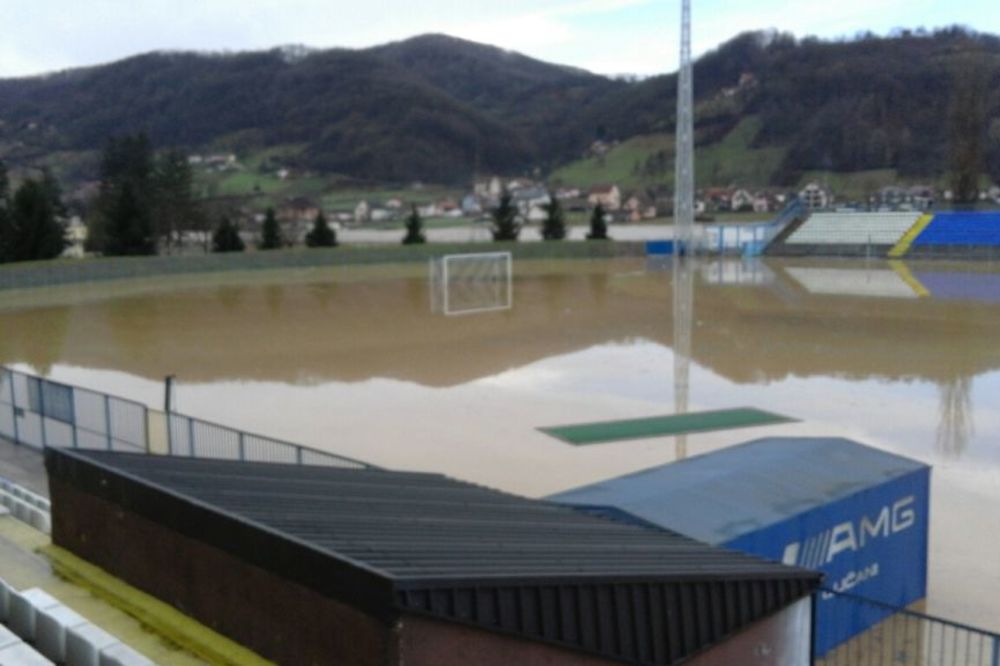 Katastrofa u Lučanima: Stadion Mladosti potpuno potopljen, uništene svlačionice! (FOTO)