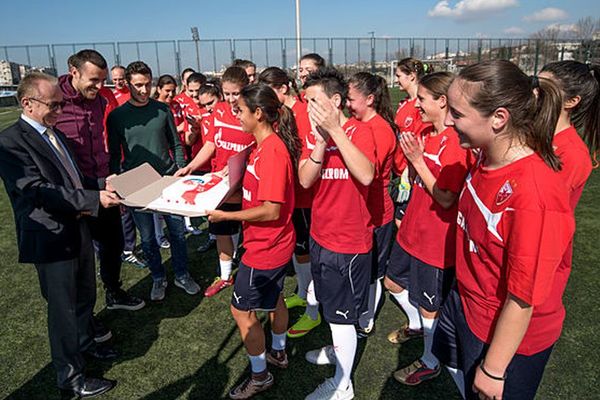Fudbaleri Zvezde priredili iznenađenje crveno-belim fudbalerkama! (FOTO)