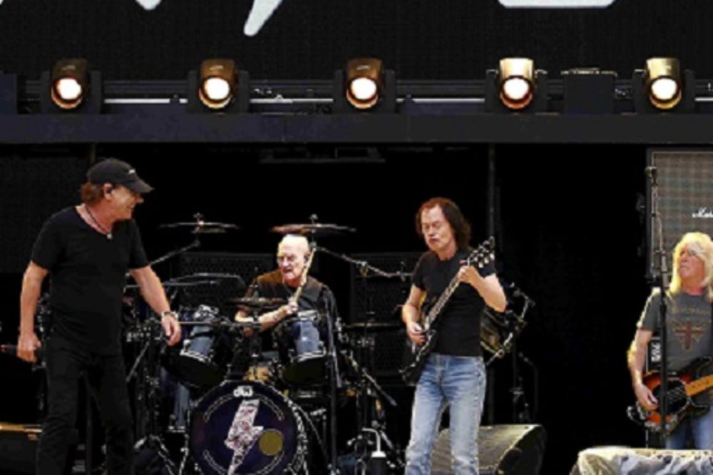 Doktor zabranio turneju: Pevač AC/DC na korak da potpuno ogluvi! (FOTO) (VIDEO)