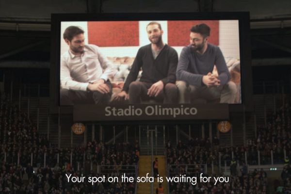 Do sada neviđena dilema: Gledati tekmu sa ortacima na kauču ili sam na VIP mestu? (VIDEO)