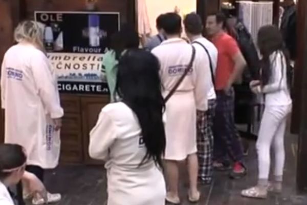 Od ovog ne može gadnije! Evo kako se Farmeri polivaju mokraćom i fekalijama! (VIDEO)