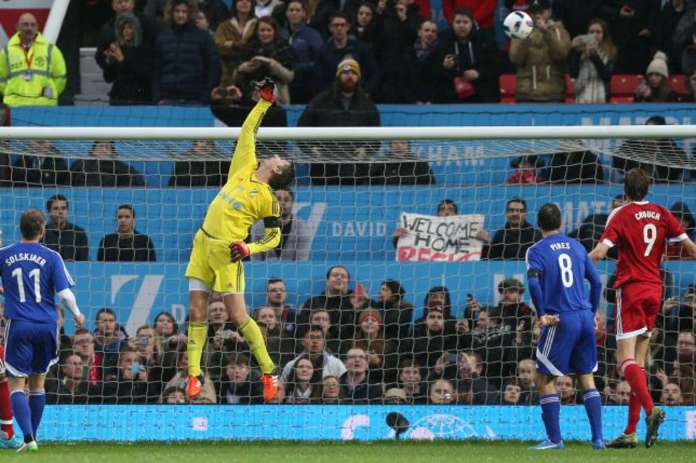 Vest koja će oduševiti ljubitelje fudbala: Edvin van der Sar se vraća na gol! (FOTO)