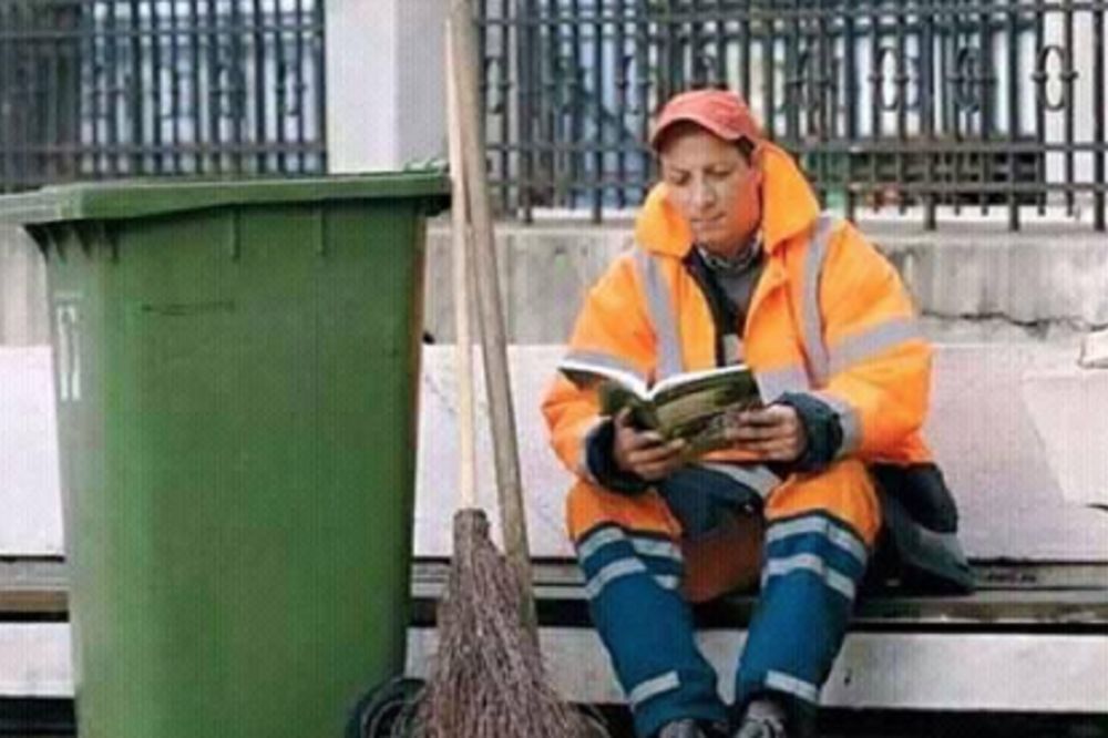 Prizor sa beogradskih ulica: Ova knjiga došla je u prave ruke! (FOTO)