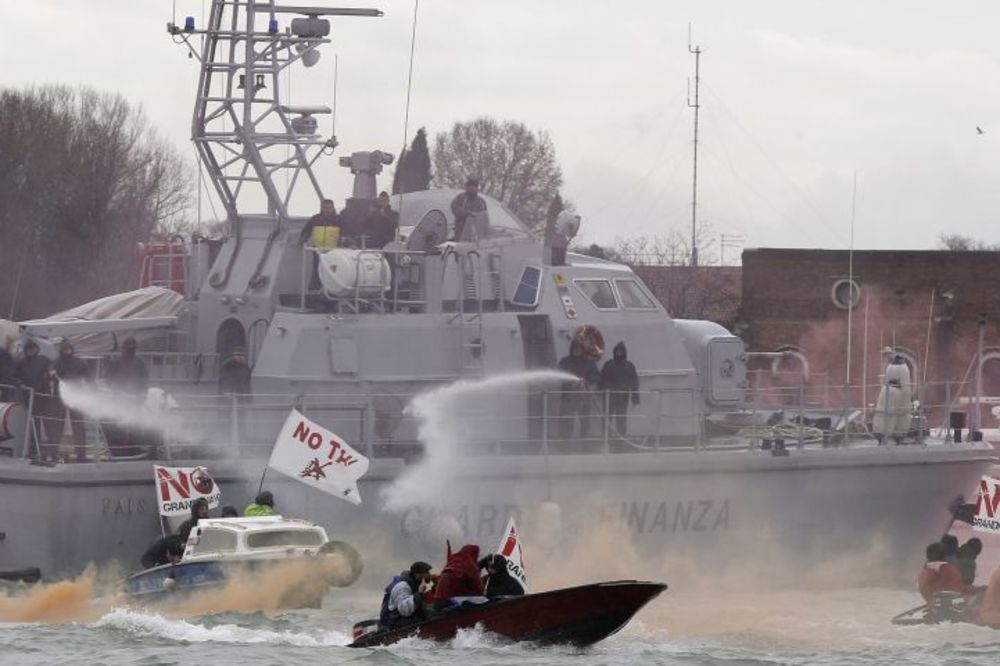 A ovako izgleda protest na vodi: Dimne bombe i vodeni topovi u Venecijanskom zalivu (FOTO) (VIDEO)