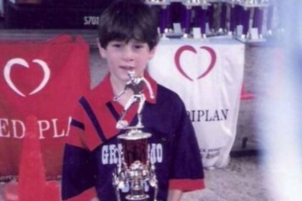 Pogledajte jedan od prvih golova Lionela Mesija! Postigao ga je sa 8 godina i predivan je! (VIDEO)