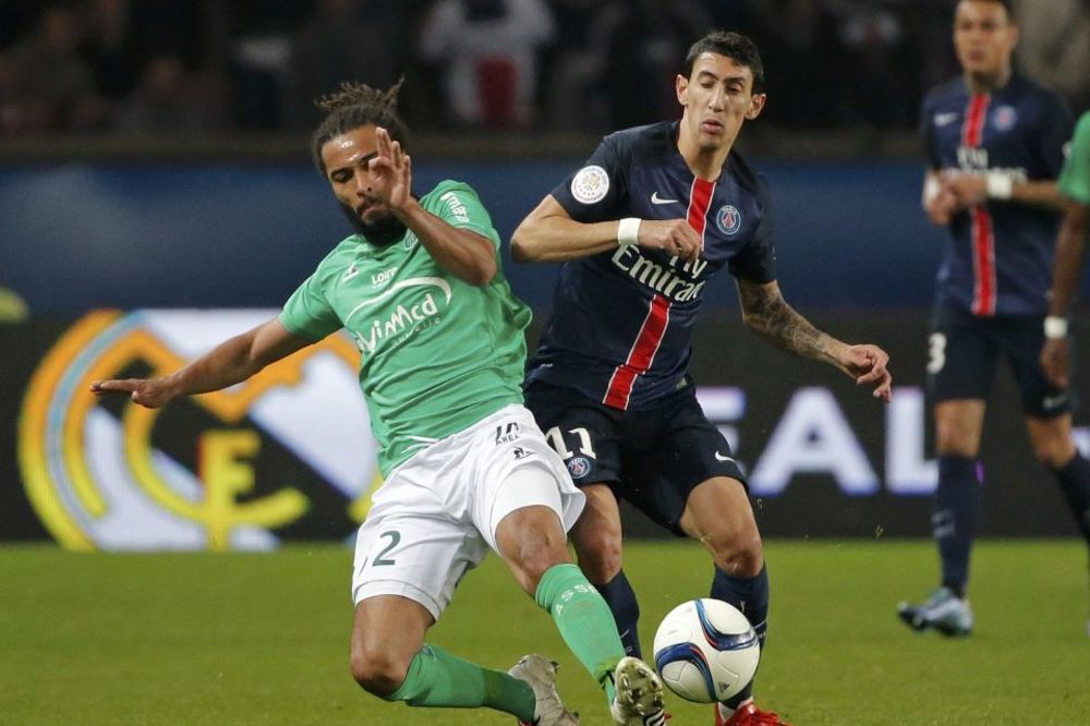 Zarađuje desetine hiljada mesečno, a kupuje patike za 30 evra na internetu! (FOTO)