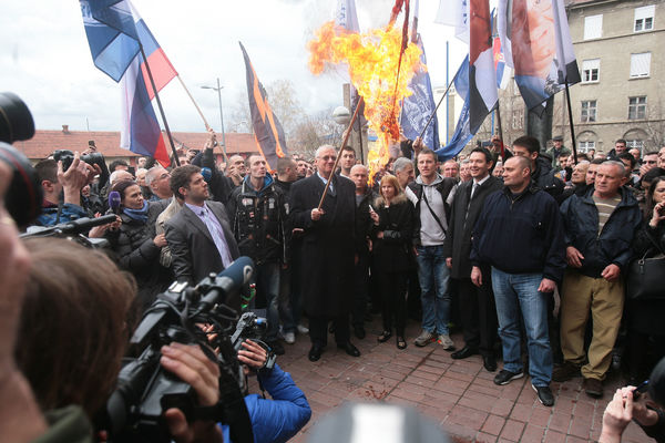 Šešelj iz protesta zapalio zastave i poručio: Fu*k EU i NATO!