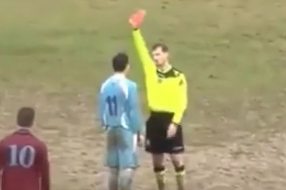 Dobio je crveni karton, a onda je namestio nogu i odalamio sudiju! (VIDEO)