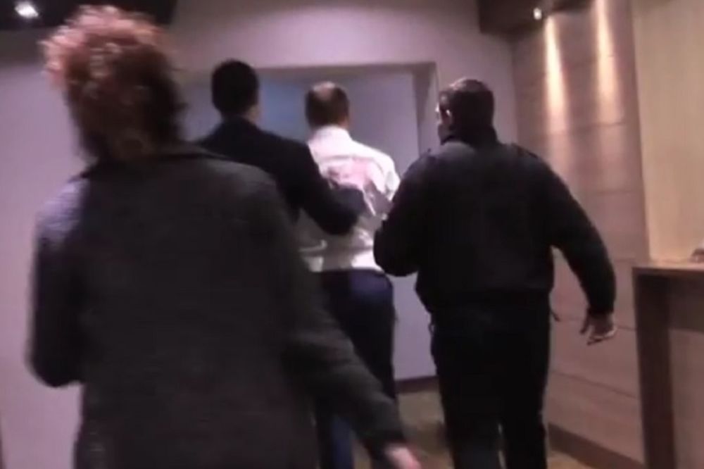 Odgurnuli novinarku, da bi direktor Beograda na vodi pobegao od pitanja: Incident o kojem bruji cela Srbija! (VIDEO)