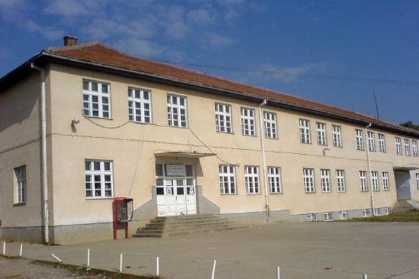 Srbin velikog srca: Otplatio ceo dug za struju da bi đaci u Gračanici mogli da prate nastavu!