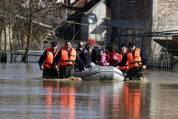 Srpska bruka: Policija i vojska nas čuvaju od poplava za dnevnicu od 150 dinara!