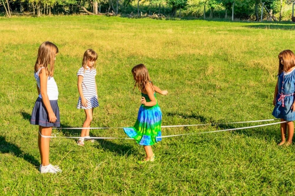 E-ma e-sa-sa... Pevali smo je dok smo preskakali lastiš, a pojma nismo imali šta znači ova pesmica! (VIDEO)