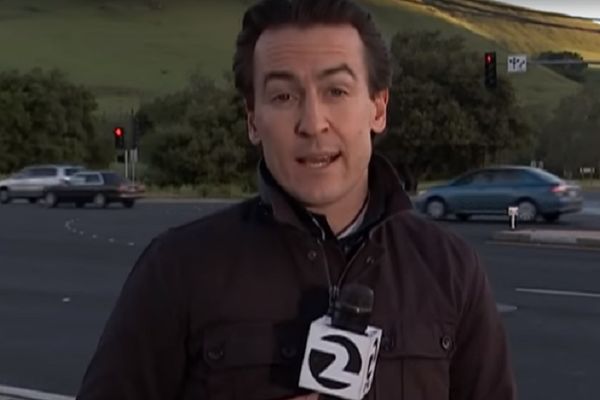 Za dlaku, sinko: Zamalo da ga pokupi auto usred prenosa! (VIDEO)