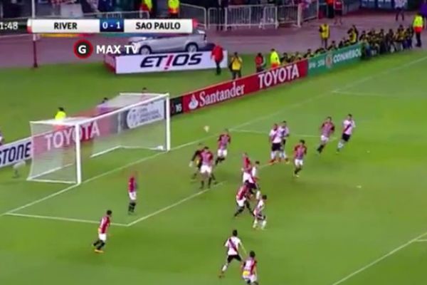 Nije imao pojma da je strelac: Da li je ovo najbizarniji autogol ikada? (VIDEO)