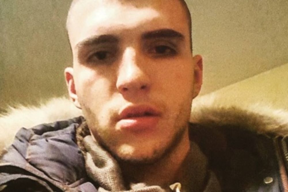 Veljko, šmekeru, gde su ti sad sve one cice? Da ima bar jednu, ne bi nikad ovo morao da radi! (FOTO)