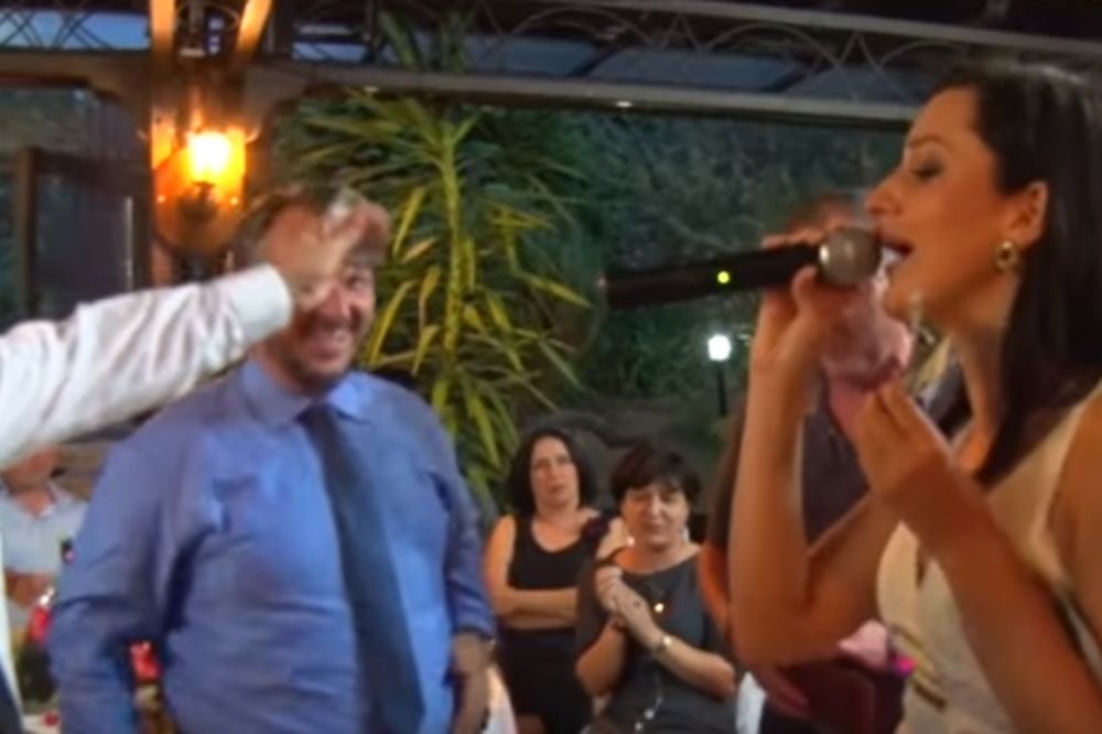 Lete šuške: Aleksandru Prijović na svadbi gađaju evrima, a evo kako ona reaguje! (VIDEO)