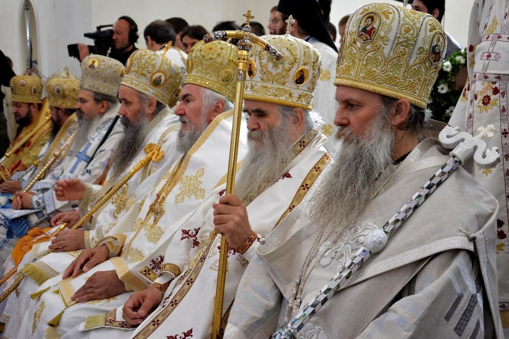 On je ponos naše crkve: Vladika Jovan, sveštenik koji skače iz padobrana i predaje o rokenrolu! (FOTO) (VIDEO)