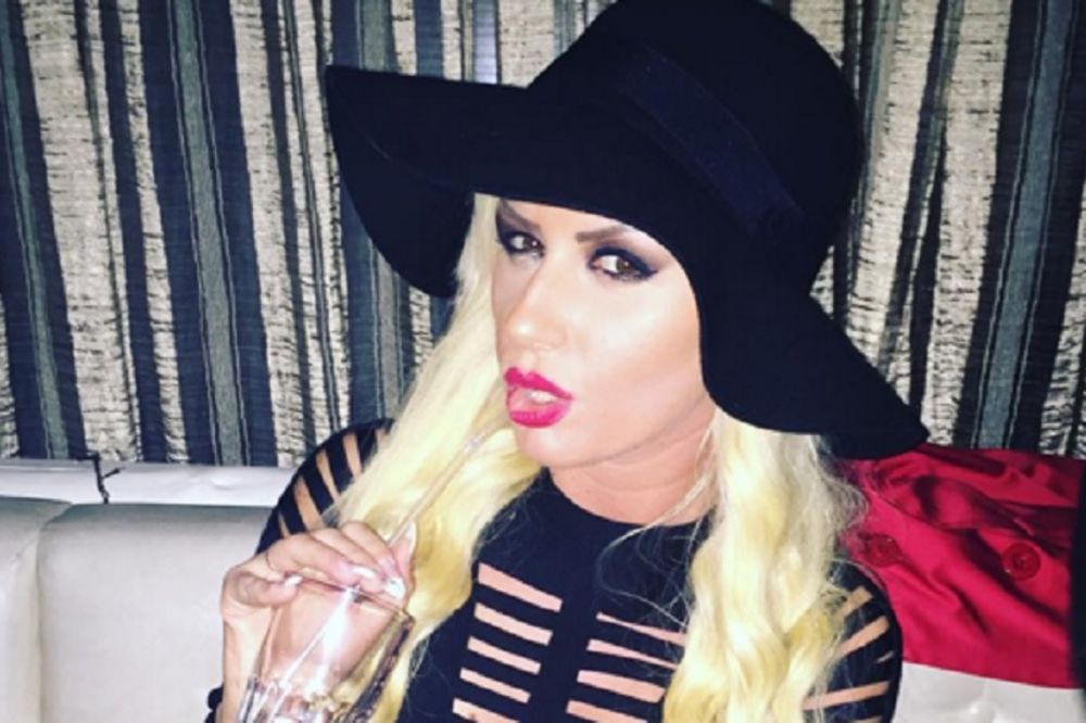 Da li je moguće da je ovo ona? Šta se desilo sa licem Atine Ferari? (FOTO)