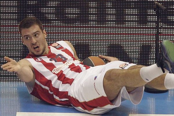 Zverski faul nad Gudurićem: Hanter žestoko vukao za rame igrača Zvezde!