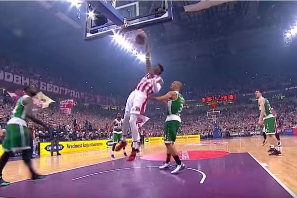 Kvinsijevo lomljenje obruča, dvojica bivših partizanovaca i Teova glupost u Top 10 poteza! (GIF)