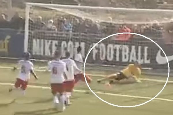 Klasa je večna: Edvin van der Sar se vratio među stative sa 45 godina i odbranio penal! (VIDEO)