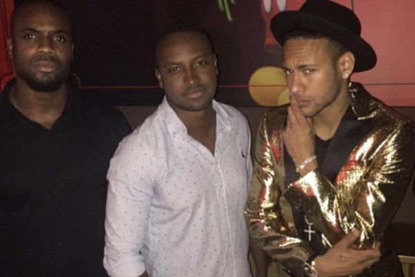 Pomešaj ove noći crnu i zlatnu: Nakaradni stajlling napadača Barselone! (FOTO) (VIDEO)