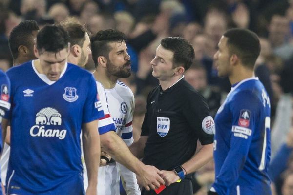 Dokle više ovakvo ponašanje? Prgavi Košta pljuvao sudiju i pokušao da ujede protivnika! (VIDEO)