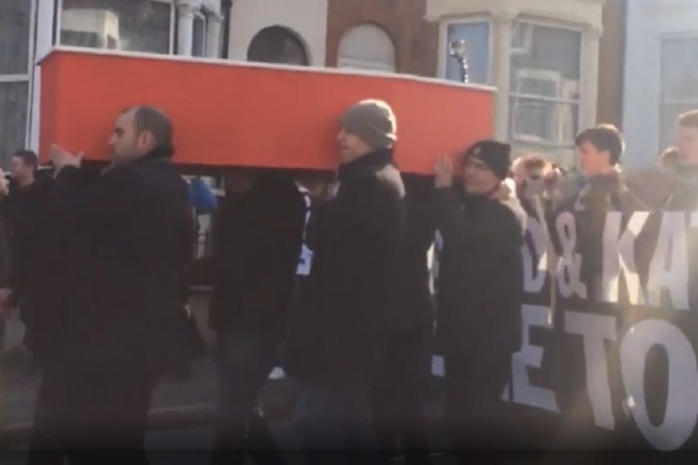 Besni navijači Čarltona sahranili vlasnika kluba, a onda prekinuli utakmicu! (VIDEO)