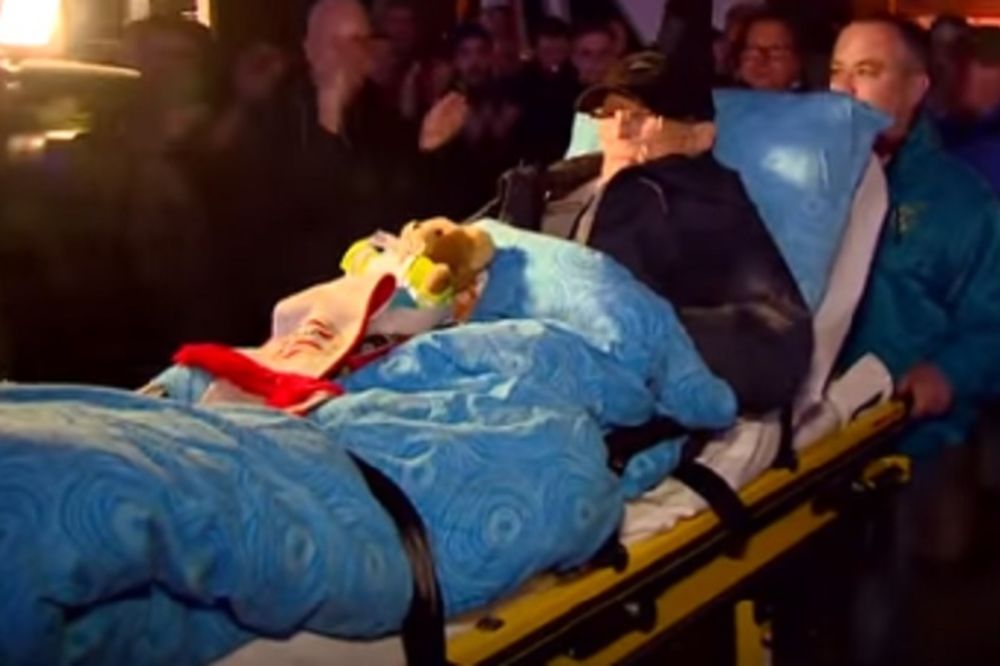 Doneli ga u bolničkom krevetu: Poslednja želja mu je bila da gleda utakmicu voljenog tima! (VIDEO)