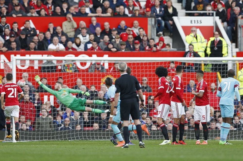 Znao je da ulazi: Paje se radovao i pre nego što je lansirao projektil u Junajtedov gol!  (VIDEO)