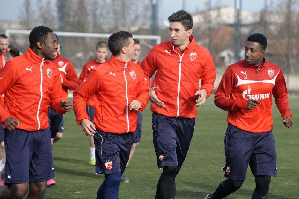 Žurka u Zvezdinoj svlačionici: Ko bolje igra? Donald ili Ristić? (VIDEO)