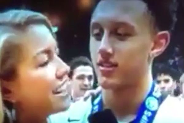 Lepa novinarka je stala pored njega, a njegove oči su same odlutale gde ne bi trebalo (VIDEO)