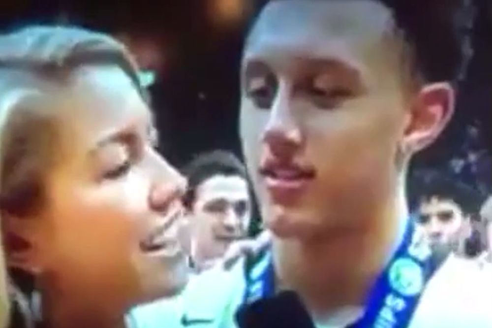 Lepa novinarka je stala pored njega, a njegove oči su same odlutale gde ne bi trebalo (VIDEO)