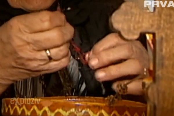 Nepogrešiv recept babe Jovanke za zavođenje: Ako ovo namažete juriće vas kao pčela košnicu! (VIDEO)