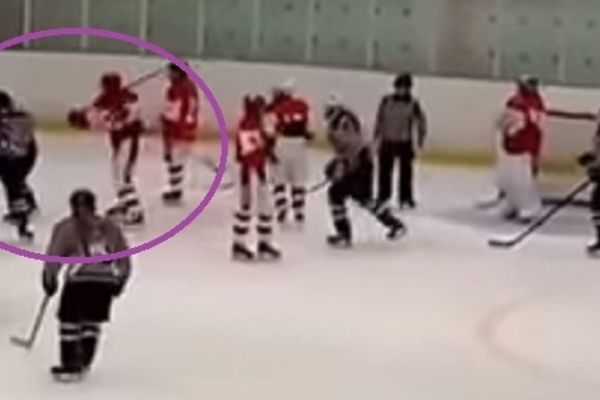 Hladni rat na ledu: Ruska hokejašica palicom nokautirala Amerikanku! (VIDEO)