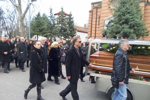 Prvi do kovčega! I Žarko Laušević na sahrani Dragana Nikolića! (FOTO)
