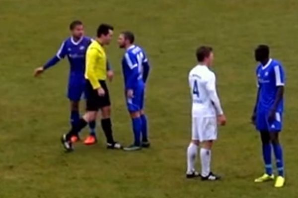 Kome ćeš ti da prigovaraš? Sudija se raspravljao sa igračem, pa ga bacio na travu! (VIDEO)