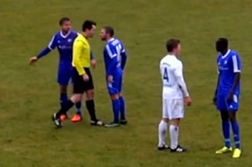 Kome ćeš ti da prigovaraš? Sudija se raspravljao sa igračem, pa ga bacio na travu! (VIDEO)