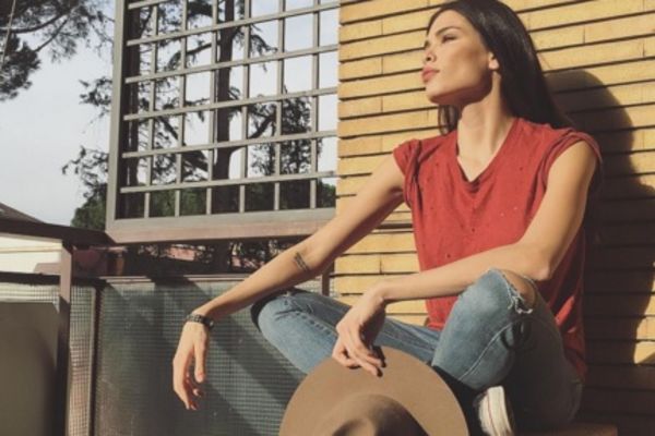 Zaludela žabare! Jovana Švonja prošetala rimskim ulicama bez pantalona! (VIDEO)