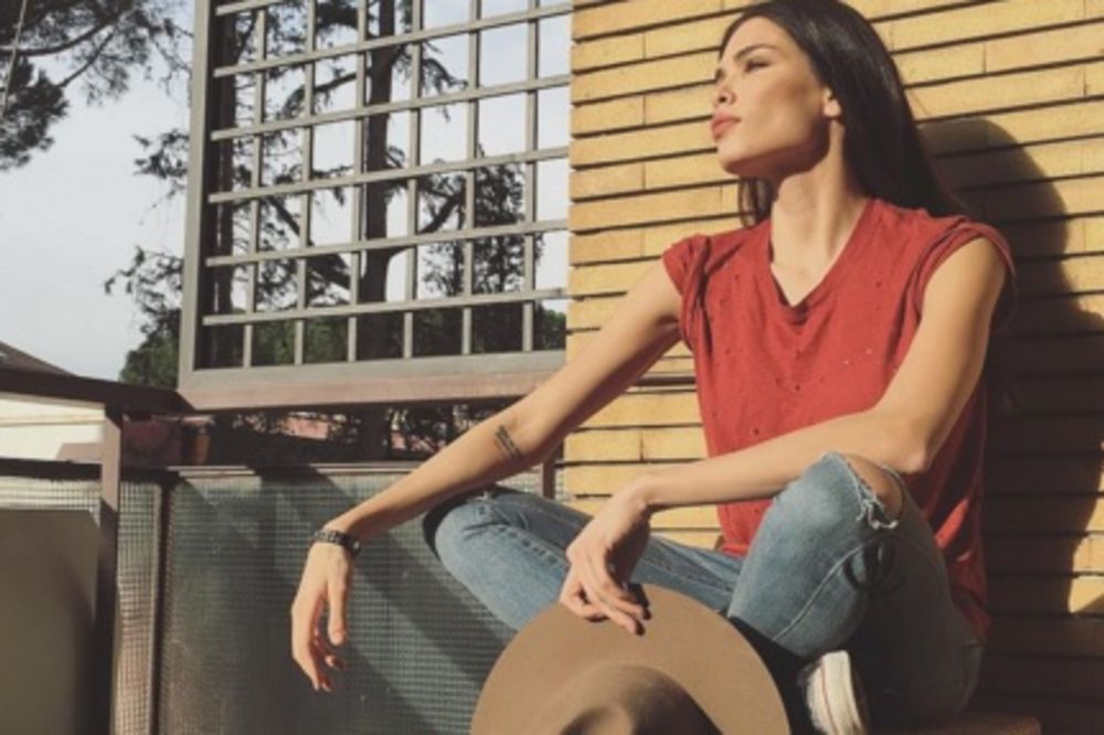 Zaludela žabare! Jovana Švonja prošetala rimskim ulicama bez pantalona! (VIDEO)