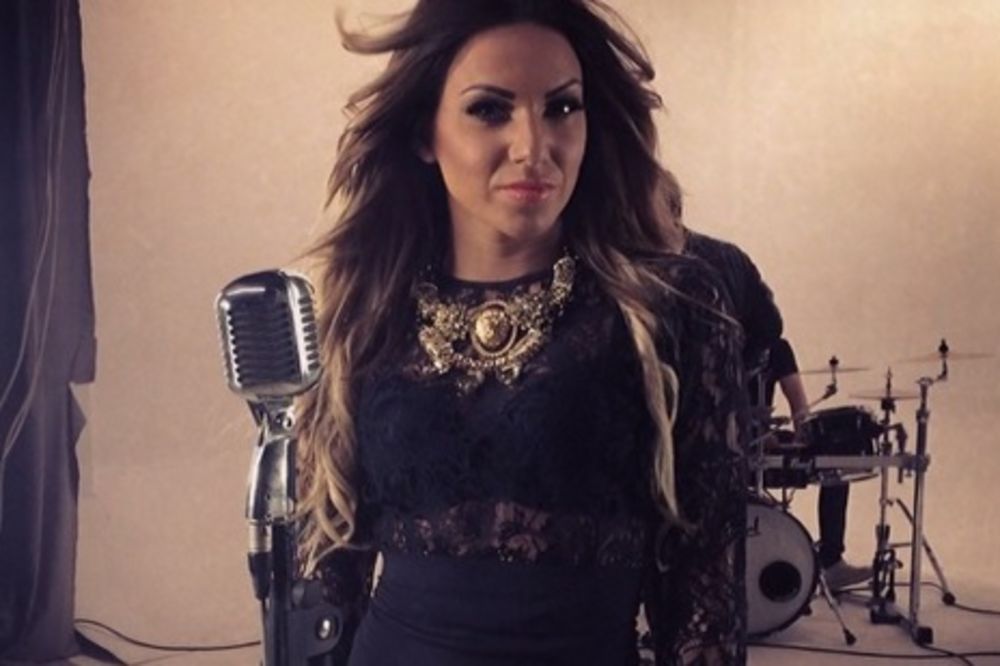 Slavila u suzama! Evo kako je dečko rasplakao zvezdu Granda za rođendan! (FOTO)