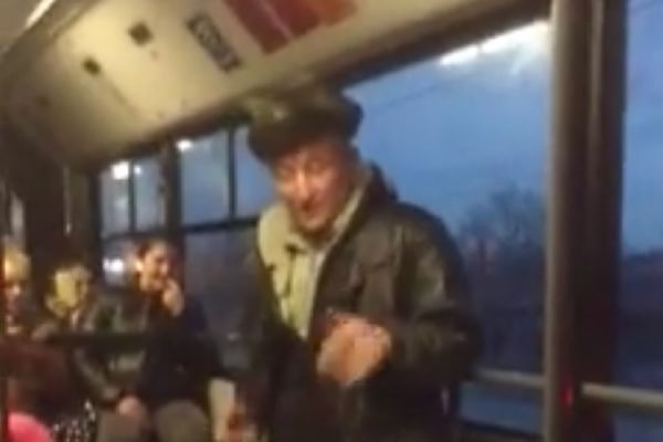 Hoće čiča da se ženi i spreman je na sve! Deka pravio šou u 95-ici, putnici se kidali od smeha (VIDEO)