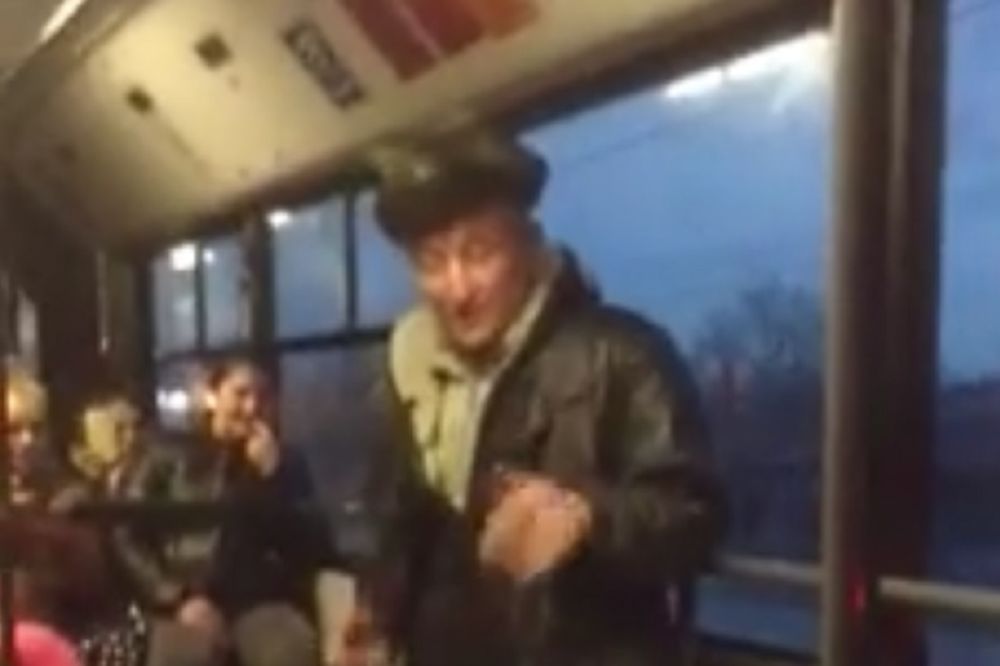 Hoće čiča da se ženi i spreman je na sve! Deka pravio šou u 95-ici, putnici se kidali od smeha (VIDEO)