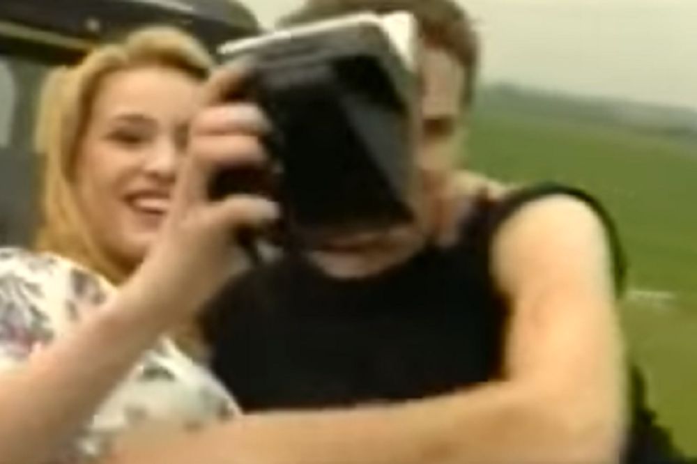 Videli ste ga 100 puta! Prvi srpski selfi je napravljen 1995. u spotu naše velike zvezde! (FOTO) (VIDEO)