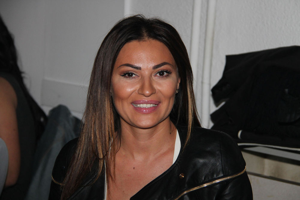 Raspištoljila se! Ceca bez silikona sa utokom u ruci pozira za magazin! (FOTO)