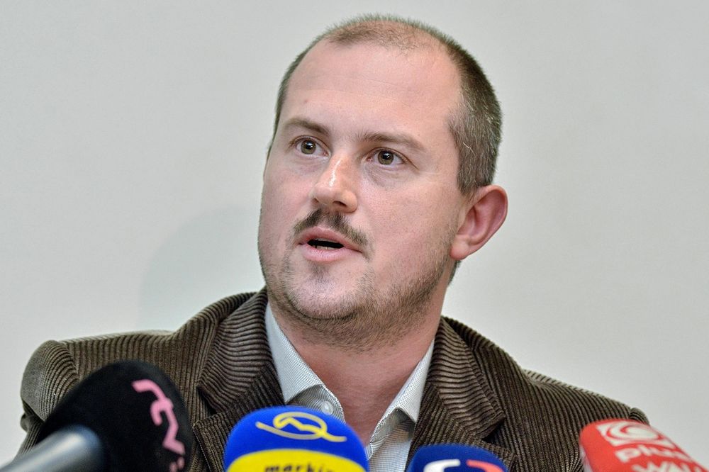 Vođa neonacista gledao predstavu, pa je prekinuo i zabranio zbog psovki! (FOTO)