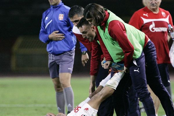 Zvezdinom defanzivcu pukla kost u stopalu i sledi mu duže odsustvo!