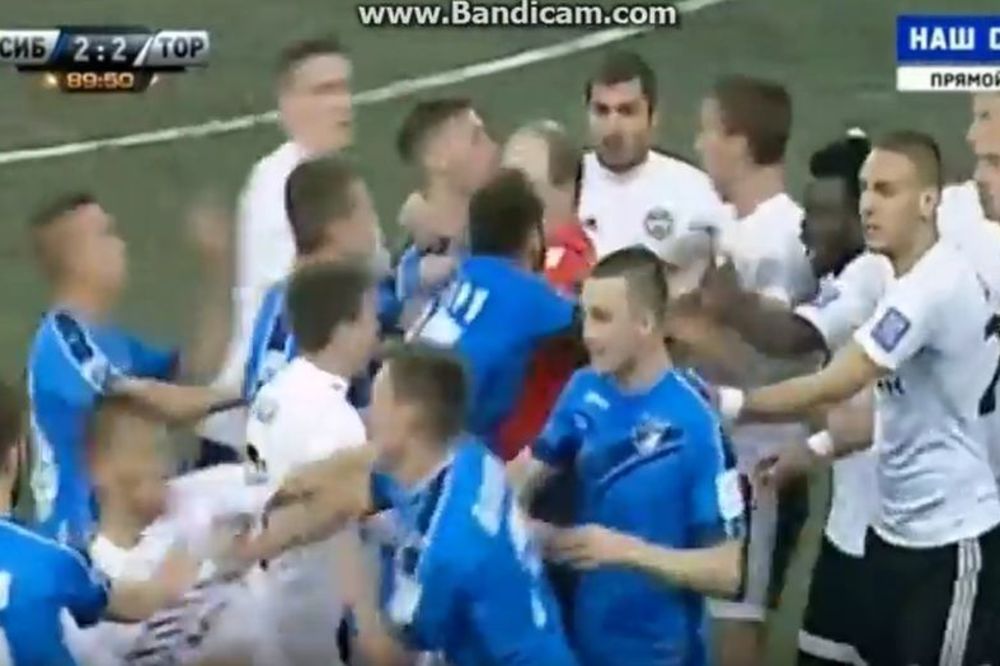 Sudija svirao tri penala, a onda je usledilo opšte pesničenje! (VIDEO)