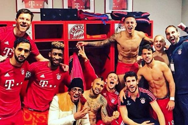 Fudbaler Bajerna najružnijim mogućim stajlingom proslavio pobedu na Juventusom! (VIDEO)